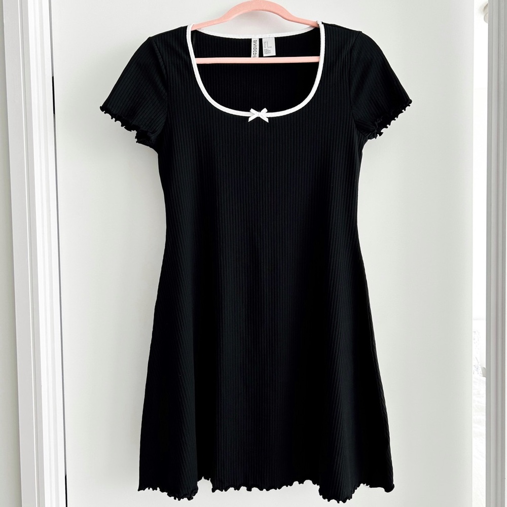 Black and white short sleeve mini dress with bow